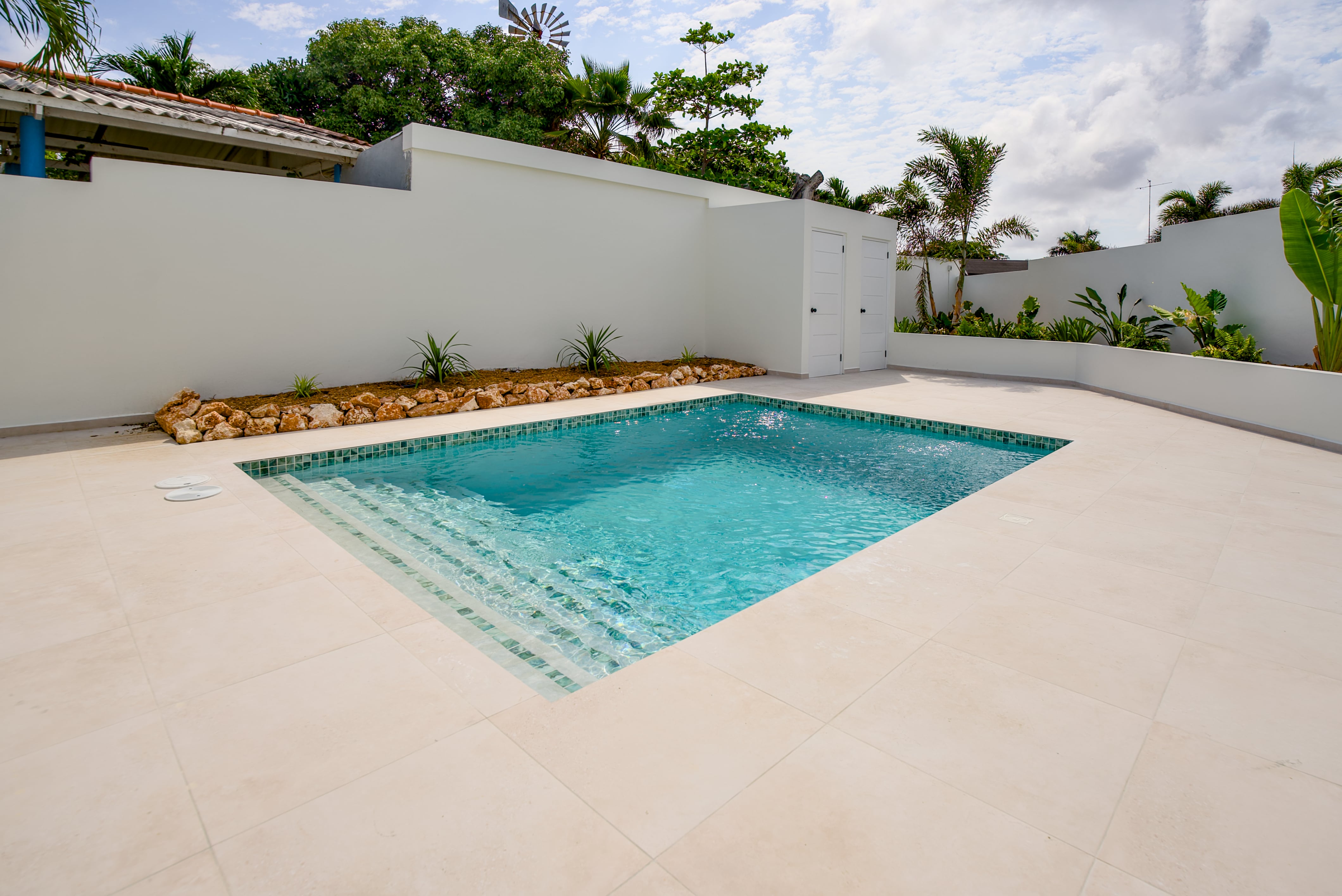 Afgewerkt zwembad met tropische tuin