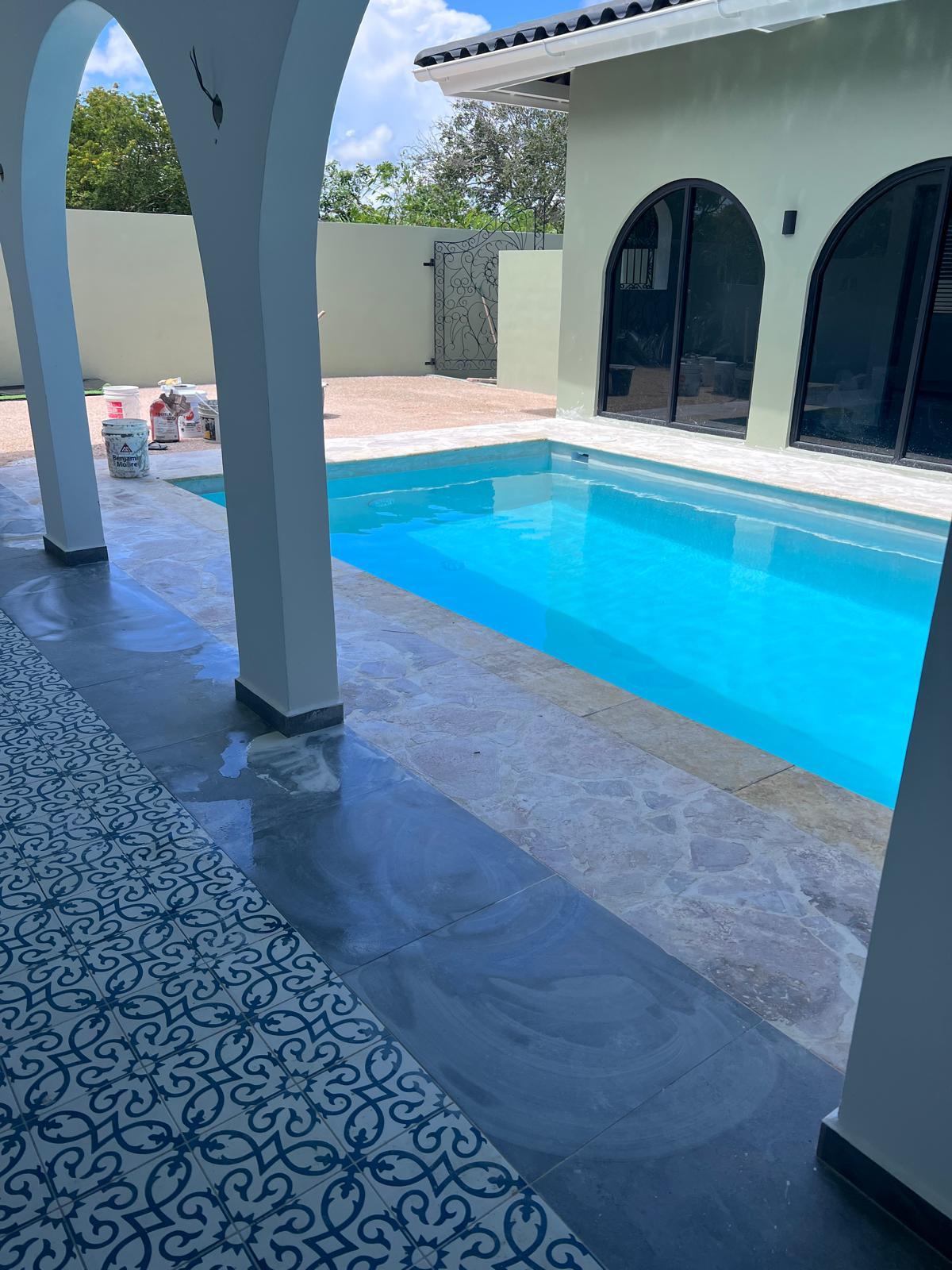 Zwembad met overdekt terras