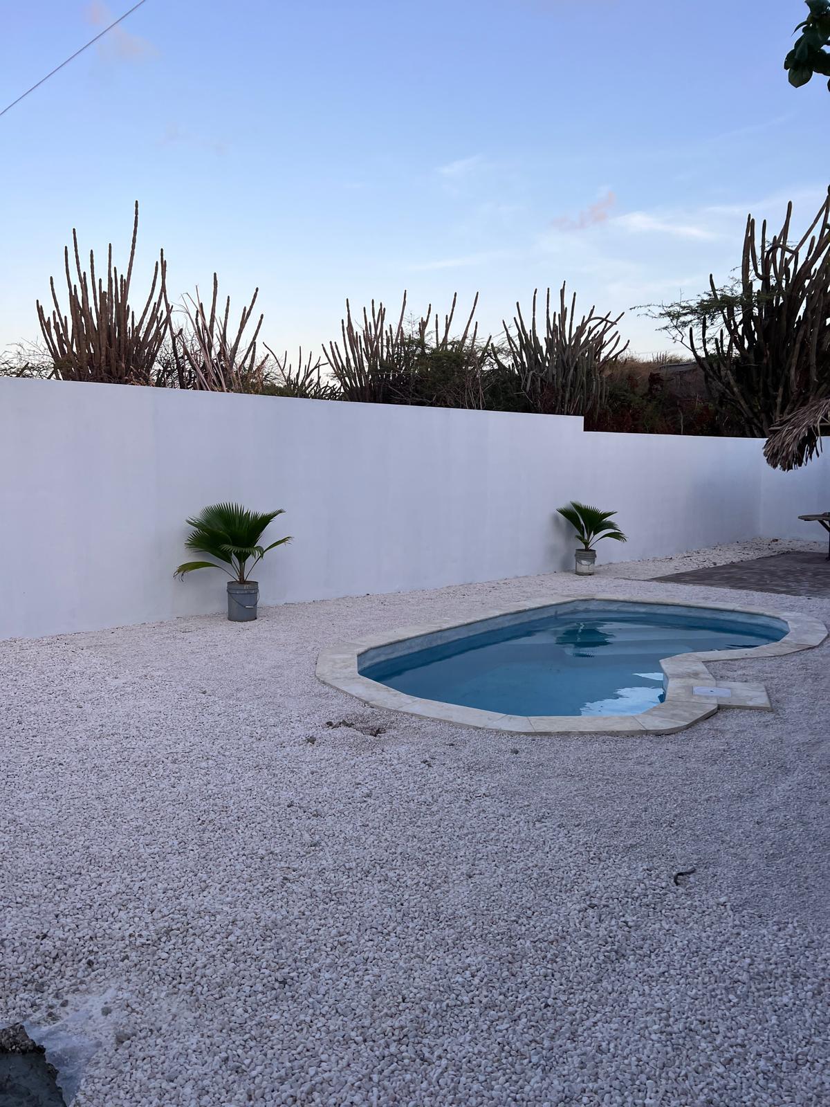 Zwembad bij zonsondergang